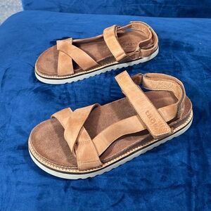 Taos Womens Sideways Sandals in Taupe Tan Caramel Brown 8-8.5 EU 39 Retails $200